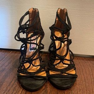Black knot cross heels